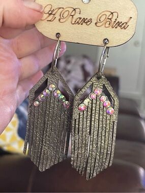 ⚜️A Rare Bird Metallic Fringe Earrings with Pink Iridescent Stones